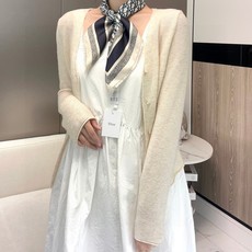 ✨【70CM尺寸 双面同色 原版面料】「BLACKPINK金智秀女神同款❗️」Dior今年主打款,限量款真丝丝巾!!超级 ✨【70CM尺寸 双面同色 原版面料】「BLACKPINK金智秀女神同款❗️」Dior今年主打款,限量款真丝丝巾!!超级