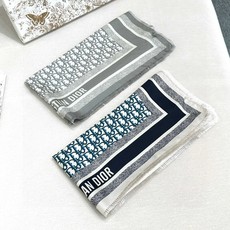 ✨【70CM尺寸 双面同色 原版面料】「BLACKPINK金智秀女神同款❗️」Dior今年主打款,限量款真丝丝巾!!超级 ✨【70CM尺寸 双面同色 原版面料】「BLACKPINK金智秀女神同款❗️」Dior今年主打款,限量款真丝丝巾!!超级