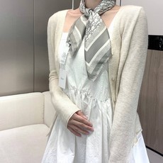 ✨【70CM尺寸 双面同色 原版面料】「BLACKPINK金智秀女神同款❗️」Dior今年主打款,限量款真丝丝巾!!超级 ✨【70CM尺寸 双面同色 原版面料】「BLACKPINK金智秀女神同款❗️」Dior今年主打款,限量款真丝丝巾!!超级