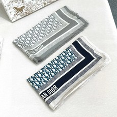 ✨【70CM尺寸 双面同色 原版面料】「BLACKPINK金智秀女神同款❗️」Dior今年主打款,限量款真丝丝巾!!超级 ✨【70CM尺寸 双面同色 原版面料】「BLACKPINK金智秀女神同款❗️」Dior今年主打款,限量款真丝丝巾!!超级