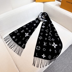 Reykjavik 2.0 围巾为柔软山羊绒标注 Monogram 花卉和 LV 字母,其间点缀品牌名称的单一字母,以摩 Reykjavik 2.0 围巾为柔软山羊绒标注 Monogram 花卉和 LV 字母,其间点缀品牌名称的单一字母,以摩