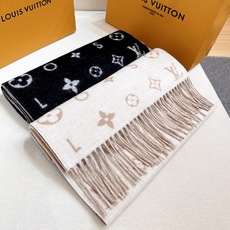 Reykjavik 2.0 围巾为柔软山羊绒标注 Monogram 花卉和 LV 字母,其间点缀品牌名称的单一字母,以摩 Reykjavik 2.0 围巾为柔软山羊绒标注 Monogram 花卉和 LV 字母,其间点缀品牌名称的单一字母,以摩
