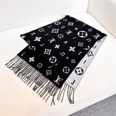 Reykjavik 2.0 围巾为柔软山羊绒标注 Monogram 花卉和 LV 字母,其间点缀品牌名称的单一字母,以摩 Reykjavik 2.0 围巾为柔软山羊绒标注 Monogram 花卉和 LV 字母,其间点缀品牌名称的单一字母,以摩