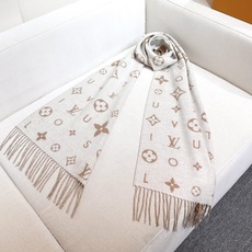 Reykjavik 2.0 围巾为柔软山羊绒标注 Monogram 花卉和 LV 字母,其间点缀品牌名称的单一字母,以摩 Reykjavik 2.0 围巾为柔软山羊绒标注 Monogram 花卉和 LV 字母,其间点缀品牌名称的单一字母,以摩