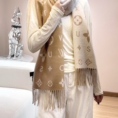 Reykjavik 2.0 围巾为柔软山羊绒标注 Monogram 花卉和 LV 字母,其间点缀品牌名称的单一字母,以摩 Reykjavik 2.0 围巾为柔软山羊绒标注 Monogram 花卉和 LV 字母,其间点缀品牌名称的单一字母,以摩