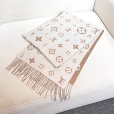 Reykjavik 2.0 围巾为柔软山羊绒标注 Monogram 花卉和 LV 字母,其间点缀品牌名称的单一字母,以摩 Reykjavik 2.0 围巾为柔软山羊绒标注 Monogram 花卉和 LV 字母,其间点缀品牌名称的单一字母,以摩
