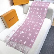Reykjavik 2.0 围巾为柔软山羊绒标注 Monogram 花卉和 LV 字母,其间点缀品牌名称的单一字母,以摩 Reykjavik 2.0 围巾为柔软山羊绒标注 Monogram 花卉和 LV 字母,其间点缀品牌名称的单一字母,以摩