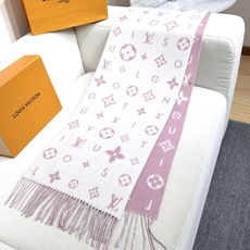 Reykjavik 2.0 围巾为柔软山羊绒标注 Monogram 花卉和 LV 字母,其间点缀品牌名称的单一字母,以摩 Reykjavik 2.0 围巾为柔软山羊绒标注 Monogram 花卉和 LV 字母,其间点缀品牌名称的单一字母,以摩