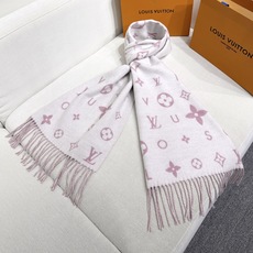 Reykjavik 2.0 围巾为柔软山羊绒标注 Monogram 花卉和 LV 字母,其间点缀品牌名称的单一字母,以摩 Reykjavik 2.0 围巾为柔软山羊绒标注 Monogram 花卉和 LV 字母,其间点缀品牌名称的单一字母,以摩