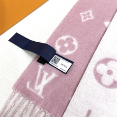 Reykjavik 2.0 围巾为柔软山羊绒标注 Monogram 花卉和 LV 字母,其间点缀品牌名称的单一字母,以摩 Reykjavik 2.0 围巾为柔软山羊绒标注 Monogram 花卉和 LV 字母,其间点缀品牌名称的单一字母,以摩