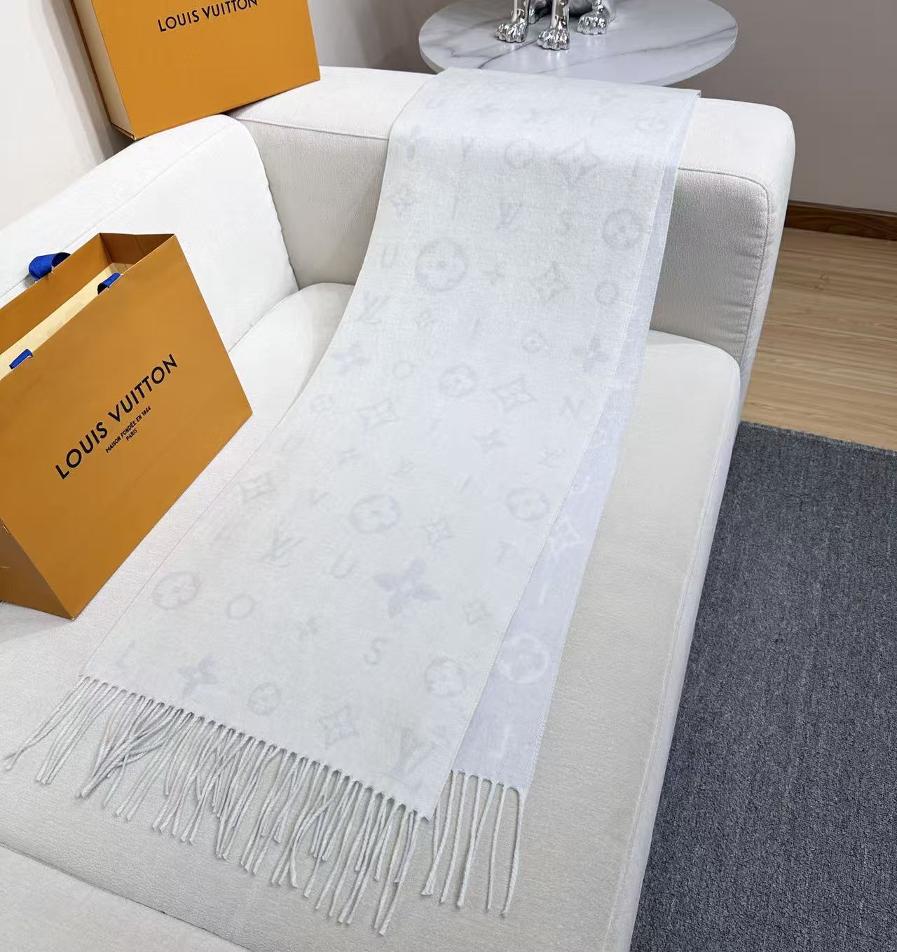 Reykjavik 2.0 围巾为柔软山羊绒标注 Monogram 花卉和 LV 字母，其间点缀品牌名称的单一字母，以摩