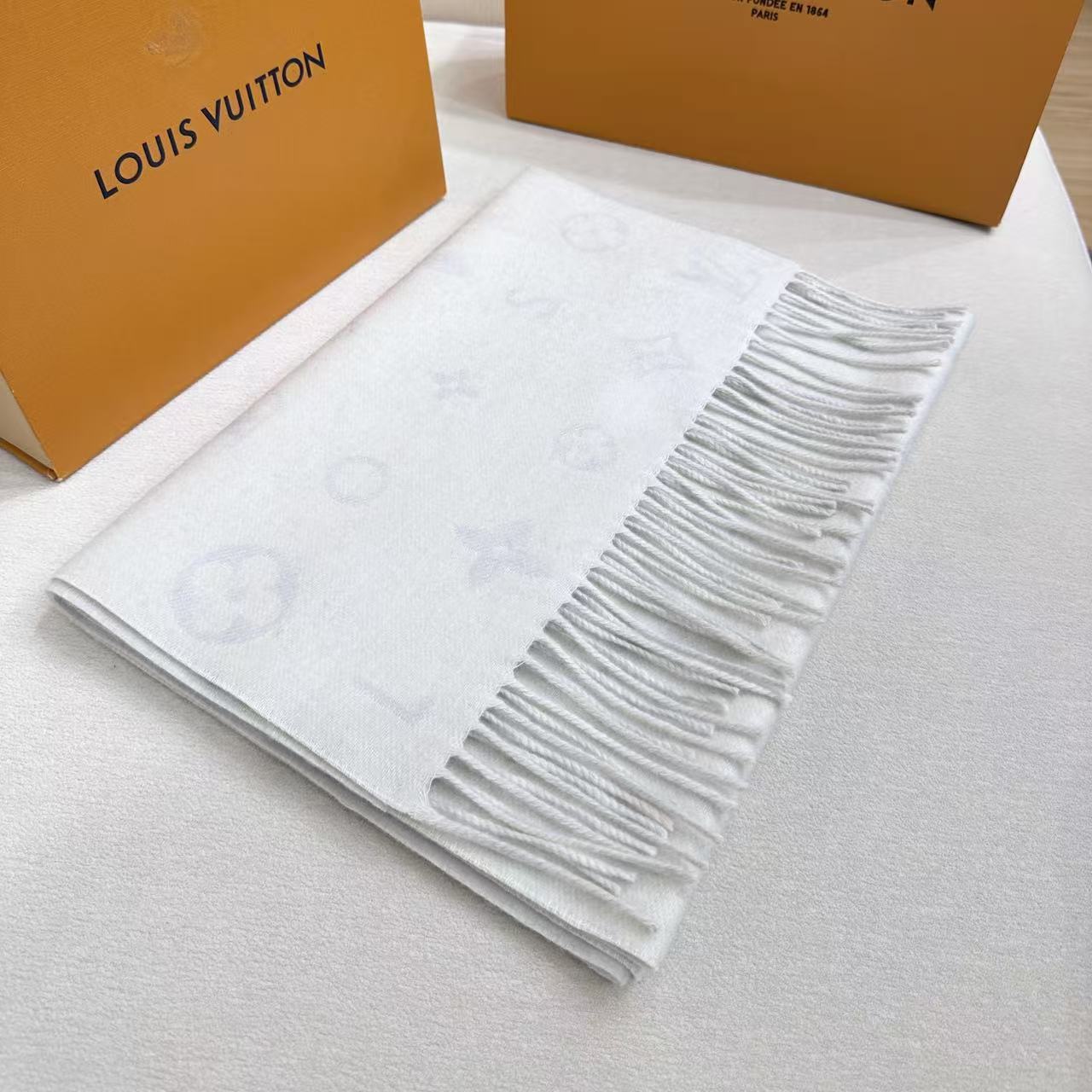 Reykjavik 2.0 围巾为柔软山羊绒标注 Monogram 花卉和 LV 字母，其间点缀品牌名称的单一字母，以摩