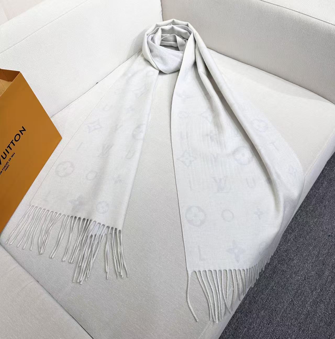 Reykjavik 2.0 围巾为柔软山羊绒标注 Monogram 花卉和 LV 字母，其间点缀品牌名称的单一字母，以摩