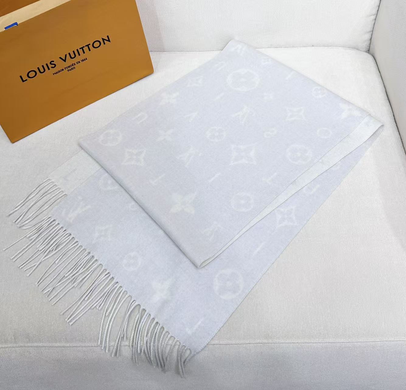 Reykjavik 2.0 围巾为柔软山羊绒标注 Monogram 花卉和 LV 字母，其间点缀品牌名称的单一字母，以摩
