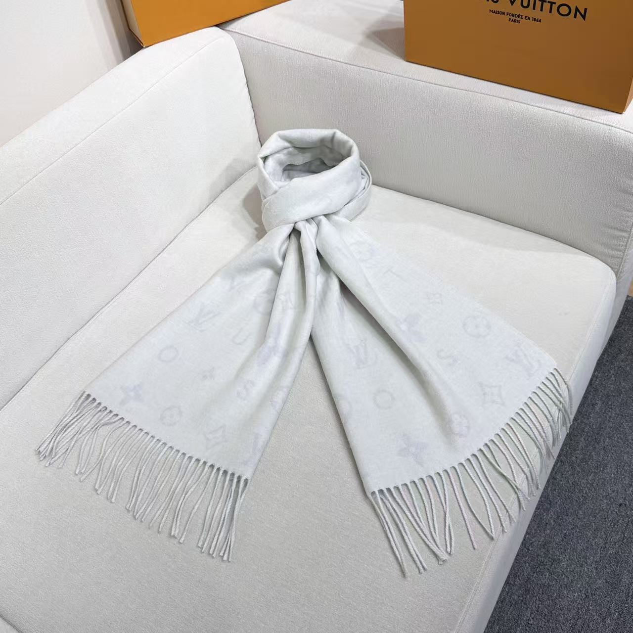 Reykjavik 2.0 围巾为柔软山羊绒标注 Monogram 花卉和 LV 字母，其间点缀品牌名称的单一字母，以摩