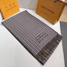 本款My Neverfull围巾为柔暖毛绒混纺铺陈经典Monogram 图案和路易威登成衣系列的Neverfull条纹, 本款My Neverfull围巾为柔暖毛绒混纺铺陈经典Monogram 图案和路易威登成衣系列的Neverfull条纹,