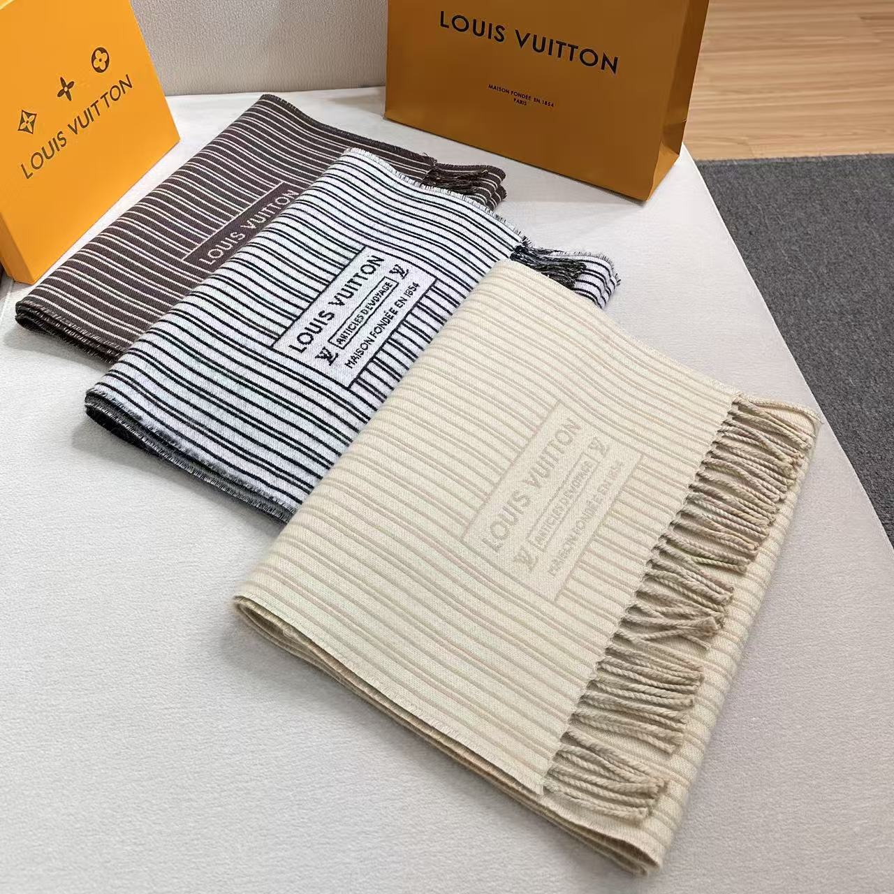 本款My Neverfull围巾为柔暖毛绒混纺铺陈经典Monogram 图案和路易威登成衣系列的Neverfull条纹，
