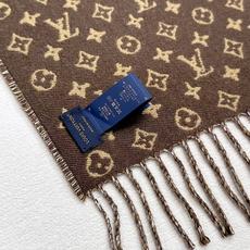 本款My Neverfull围巾为柔暖毛绒混纺铺陈经典Monogram 图案和路易威登成衣系列的Neverfull条纹, 本款My Neverfull围巾为柔暖毛绒混纺铺陈经典Monogram 图案和路易威登成衣系列的Neverfull条纹,