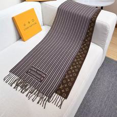 本款My Neverfull围巾为柔暖毛绒混纺铺陈经典Monogram 图案和路易威登成衣系列的Neverfull条纹, 本款My Neverfull围巾为柔暖毛绒混纺铺陈经典Monogram 图案和路易威登成衣系列的Neverfull条纹,