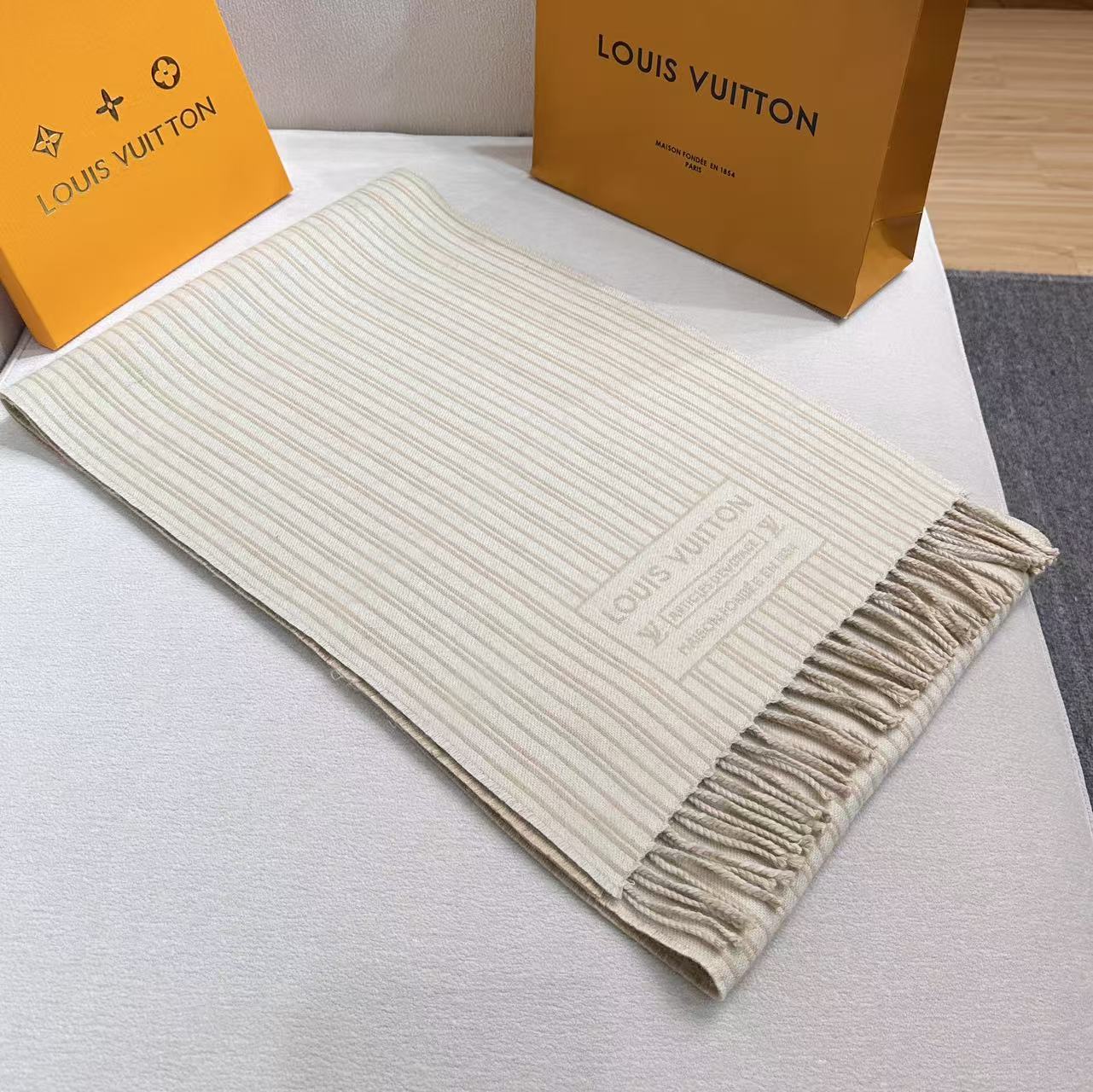 本款My Neverfull围巾为柔暖毛绒混纺铺陈经典Monogram 图案和路易威登成衣系列的Neverfull条纹，