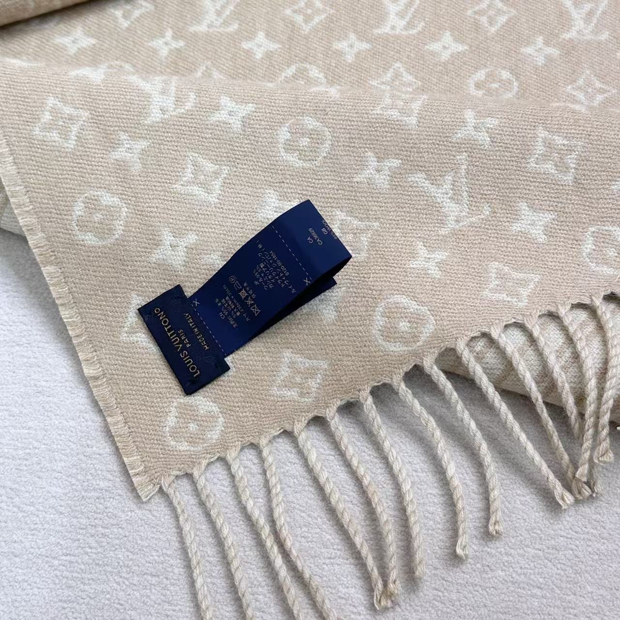 本款My Neverfull围巾为柔暖毛绒混纺铺陈经典Monogram 图案和路易威登成衣系列的Neverfull条纹，