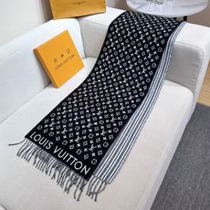 本款My Neverfull围巾为柔暖毛绒混纺铺陈经典Monogram 图案和路易威登成衣系列的Neverfull条纹, 本款My Neverfull围巾为柔暖毛绒混纺铺陈经典Monogram 图案和路易威登成衣系列的Neverfull条纹,
