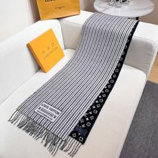 本款My Neverfull围巾为柔暖毛绒混纺铺陈经典Monogram 图案和路易威登成衣系列的Neverfull条纹, 本款My Neverfull围巾为柔暖毛绒混纺铺陈经典Monogram 图案和路易威登成衣系列的Neverfull条纹,