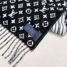 本款My Neverfull围巾为柔暖毛绒混纺铺陈经典Monogram 图案和路易威登成衣系列的Neverfull条纹, 本款My Neverfull围巾为柔暖毛绒混纺铺陈经典Monogram 图案和路易威登成衣系列的Neverfull条纹,