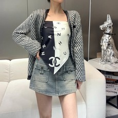 单面印花16姆米 𝐂𝐡𝐚𝐧𝐞𝐥 《黑白对称》经典 Size :90x90cm 100%真丝 简洁经典、也只有 单面印花16姆米 𝐂𝐡𝐚𝐧𝐞𝐥 《黑白对称》经典 Size :90x90cm 100%真丝 简洁经典、也只有