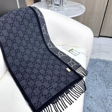 高版本!Gucci【双面GG提花】流苏长巾‼️真的超级好看啊~就喜欢这种GG腔调!柔软提花羊毛围巾正反两面都采用GG图案 高版本!Gucci【双面GG提花】流苏长巾‼️真的超级好看啊~就喜欢这种GG腔调!柔软提花羊毛围巾正反两面都采用GG图案