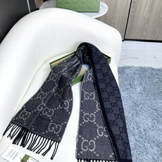 高版本!Gucci【双面GG提花】流苏长巾‼️真的超级好看啊~就喜欢这种GG腔调!柔软提花羊毛围巾正反两面都采用GG图案 高版本!Gucci【双面GG提花】流苏长巾‼️真的超级好看啊~就喜欢这种GG腔调!柔软提花羊毛围巾正反两面都采用GG图案
