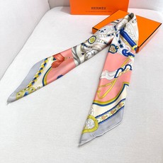 甜蜜的鞍具”90方巾 手工卷边斜纹真丝方巾(100%桑蚕丝)。 这款爱马仕的经典单品展现强大而迷人的女性魅力精髓。此90 甜蜜的鞍具”90方巾 手工卷边斜纹真丝方巾(100%桑蚕丝)。 这款爱马仕的经典单品展现强大而迷人的女性魅力精髓。此90