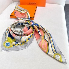 甜蜜的鞍具”90方巾 手工卷边斜纹真丝方巾(100%桑蚕丝)。 这款爱马仕的经典单品展现强大而迷人的女性魅力精髓。此90 甜蜜的鞍具”90方巾 手工卷边斜纹真丝方巾(100%桑蚕丝)。 这款爱马仕的经典单品展现强大而迷人的女性魅力精髓。此90