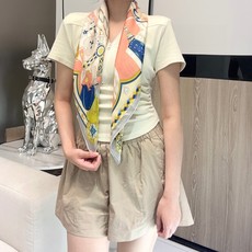 甜蜜的鞍具”90方巾 手工卷边斜纹真丝方巾(100%桑蚕丝)。 这款爱马仕的经典单品展现强大而迷人的女性魅力精髓。此90 甜蜜的鞍具”90方巾 手工卷边斜纹真丝方巾(100%桑蚕丝)。 这款爱马仕的经典单品展现强大而迷人的女性魅力精髓。此90