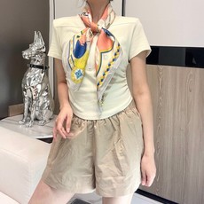 甜蜜的鞍具”90方巾 手工卷边斜纹真丝方巾(100%桑蚕丝)。 这款爱马仕的经典单品展现强大而迷人的女性魅力精髓。此90 甜蜜的鞍具”90方巾 手工卷边斜纹真丝方巾(100%桑蚕丝)。 这款爱马仕的经典单品展现强大而迷人的女性魅力精髓。此90