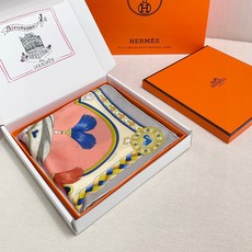 甜蜜的鞍具”90方巾 手工卷边斜纹真丝方巾(100%桑蚕丝)。 这款爱马仕的经典单品展现强大而迷人的女性魅力精髓。此90 甜蜜的鞍具”90方巾 手工卷边斜纹真丝方巾(100%桑蚕丝)。 这款爱马仕的经典单品展现强大而迷人的女性魅力精髓。此90