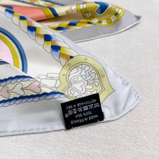 甜蜜的鞍具”90方巾 手工卷边斜纹真丝方巾(100%桑蚕丝)。 这款爱马仕的经典单品展现强大而迷人的女性魅力精髓。此90 甜蜜的鞍具”90方巾 手工卷边斜纹真丝方巾(100%桑蚕丝)。 这款爱马仕的经典单品展现强大而迷人的女性魅力精髓。此90