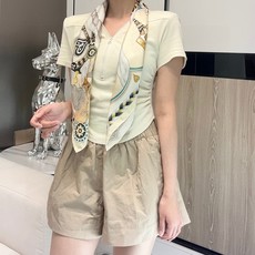 甜蜜的鞍具”90方巾 手工卷边斜纹真丝方巾(100%桑蚕丝)。 这款爱马仕的经典单品展现强大而迷人的女性魅力精髓。此90 甜蜜的鞍具”90方巾 手工卷边斜纹真丝方巾(100%桑蚕丝)。 这款爱马仕的经典单品展现强大而迷人的女性魅力精髓。此90