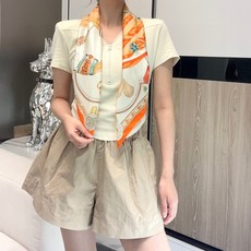 甜蜜的鞍具”90方巾 手工卷边斜纹真丝方巾(100%桑蚕丝)。 这款爱马仕的经典单品展现强大而迷人的女性魅力精髓。此90 甜蜜的鞍具”90方巾 手工卷边斜纹真丝方巾(100%桑蚕丝)。 这款爱马仕的经典单品展现强大而迷人的女性魅力精髓。此90