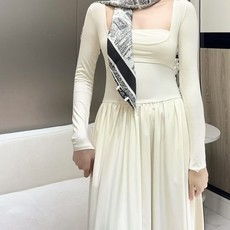 DIOR 印花方巾 90 厘米白色和黑色桑蚕丝斜纹面料 Plan de Paris 图案印花 这款方巾饰以经典的 Pla DIOR 印花方巾 90 厘米白色和黑色桑蚕丝斜纹面料 Plan de Paris 图案印花 这款方巾饰以经典的 Pla