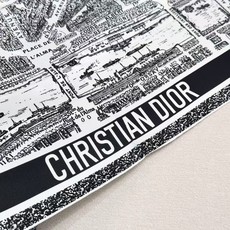 DIOR 印花方巾 90 厘米白色和黑色桑蚕丝斜纹面料 Plan de Paris 图案印花 这款方巾饰以经典的 Pla DIOR 印花方巾 90 厘米白色和黑色桑蚕丝斜纹面料 Plan de Paris 图案印花 这款方巾饰以经典的 Pla