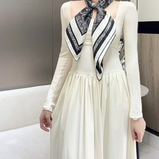DIOR 印花方巾 90 厘米白色和黑色桑蚕丝斜纹面料 Plan de Paris 图案印花 这款方巾饰以经典的 Pla DIOR 印花方巾 90 厘米白色和黑色桑蚕丝斜纹面料 Plan de Paris 图案印花 这款方巾饰以经典的 Pla