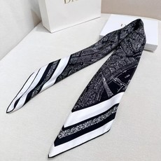DIOR 印花方巾 90 厘米白色和黑色桑蚕丝斜纹面料 Plan de Paris 图案印花 这款方巾饰以经典的 Pla DIOR 印花方巾 90 厘米白色和黑色桑蚕丝斜纹面料 Plan de Paris 图案印花 这款方巾饰以经典的 Pla