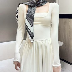 DIOR 印花方巾 90 厘米白色和黑色桑蚕丝斜纹面料 Plan de Paris 图案印花 这款方巾饰以经典的 Pla DIOR 印花方巾 90 厘米白色和黑色桑蚕丝斜纹面料 Plan de Paris 图案印花 这款方巾饰以经典的 Pla