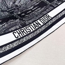 DIOR 印花方巾 90 厘米白色和黑色桑蚕丝斜纹面料 Plan de Paris 图案印花 这款方巾饰以经典的 Pla DIOR 印花方巾 90 厘米白色和黑色桑蚕丝斜纹面料 Plan de Paris 图案印花 这款方巾饰以经典的 Pla