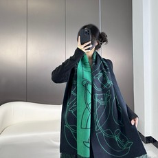 爱马仕新款 这款围巾采用细腻的撞色提花编织,呈现杰夫·麦克菲里奇(Geoff McFetridge)设计的Entrela 爱马仕新款 这款围巾采用细腻的撞色提花编织,呈现杰夫·麦克菲里奇(Geoff McFetridge)设计的Entrela