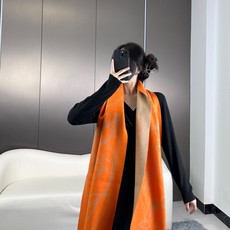 爱马仕新款 这款围巾采用细腻的撞色提花编织,呈现杰夫·麦克菲里奇(Geoff McFetridge)设计的Entrela 爱马仕新款 这款围巾采用细腻的撞色提花编织,呈现杰夫·麦克菲里奇(Geoff McFetridge)设计的Entrela
