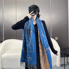 爱马仕新款 这款围巾采用细腻的撞色提花编织,呈现杰夫·麦克菲里奇(Geoff McFetridge)设计的Entrela 爱马仕新款 这款围巾采用细腻的撞色提花编织,呈现杰夫·麦克菲里奇(Geoff McFetridge)设计的Entrela
