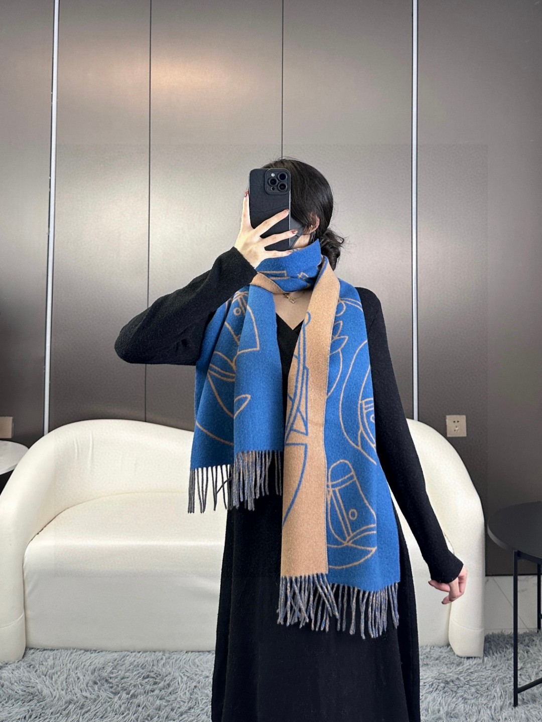 爱马仕新款 这款围巾采用细腻的撞色提花编织，呈现杰夫·麦克菲里奇（Geoff McFetridge）设计的Entrela