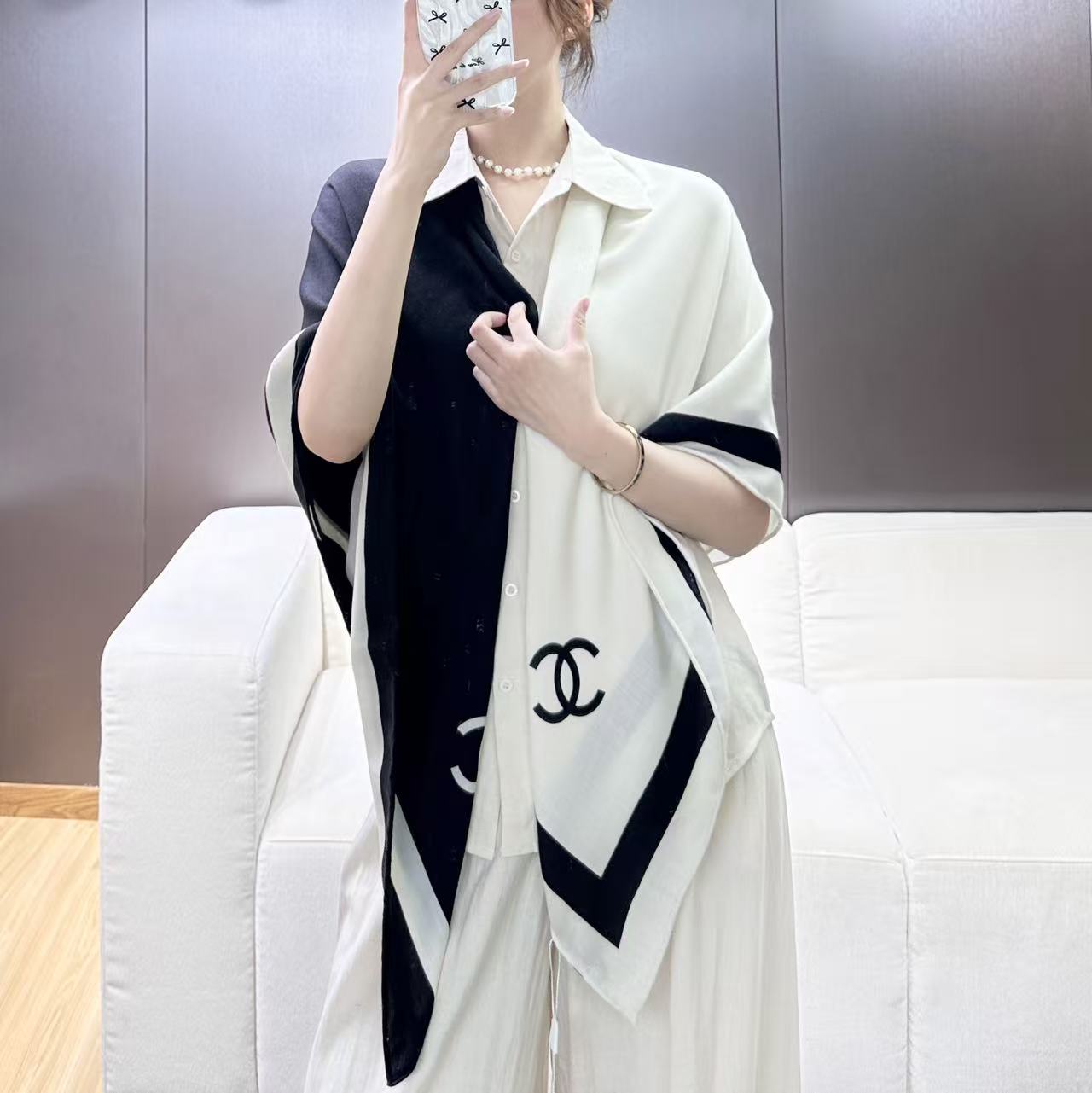 2026秋冬新品 Chanel 140方形披肩 30%真丝70%羊绒 黑与乳白 马修.布拉齐将自己的首个系列作品构思为 2026秋冬新品 Chanel 140方形披肩 30%真丝70%羊绒 黑与乳白 马修.布拉齐将自己的首个系列作品构思为